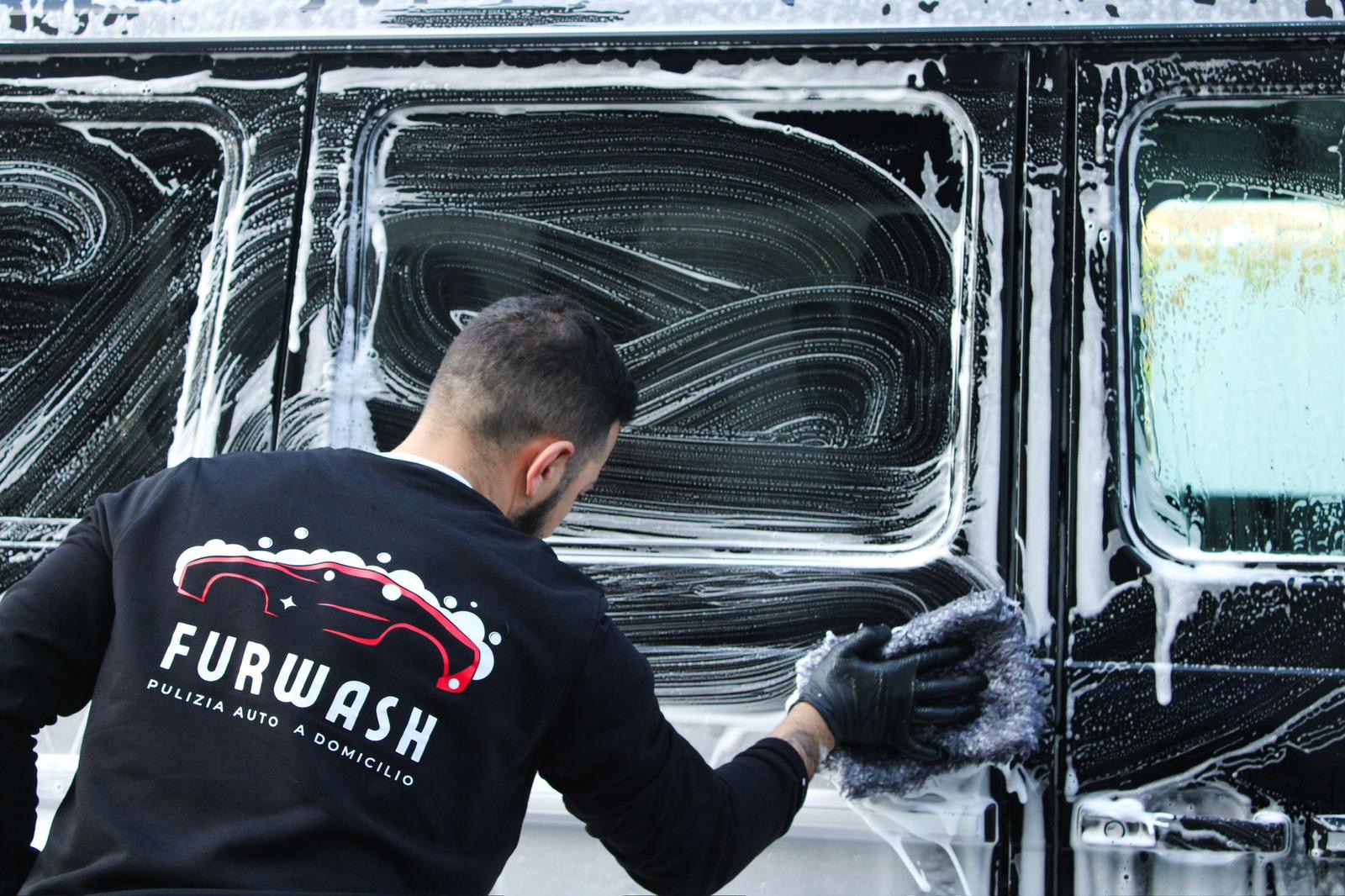 Pulizia interni auto in pelle